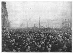 Una multitud se manifiesta durante la Revolución de febrero