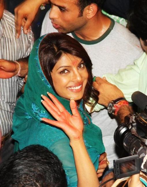 Priyanka Chopra & Ranbir Kapoor visit Lalbaughcha Raja Ganpati
