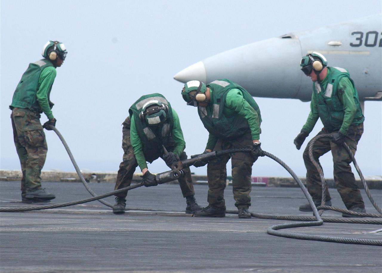 [US+Navy+Photo+USS+Carl+Vinson+(CVN+70)+replace+a+pendant+wire+030409-N-3241H-069.jpg]