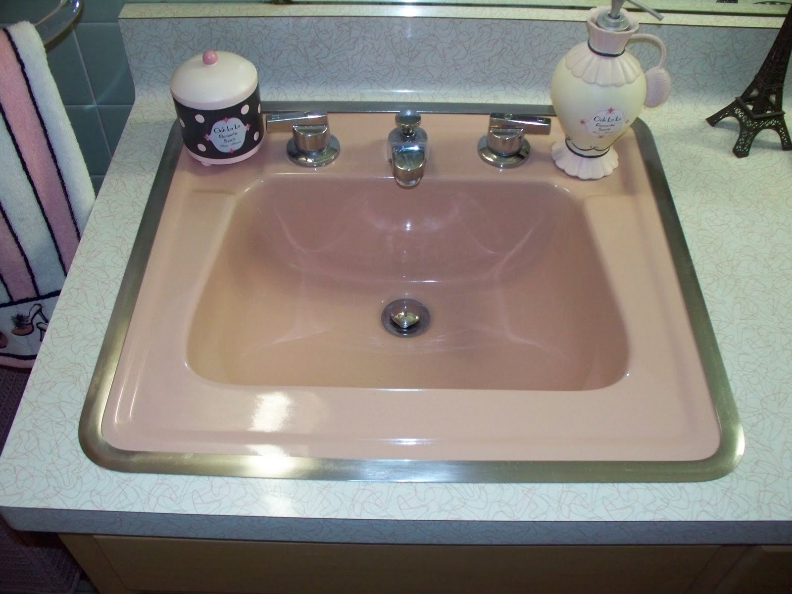 The Vintage Life: Our Vintage Pink Bathroom