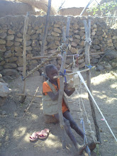 jeune tisserand à Rhumsiki