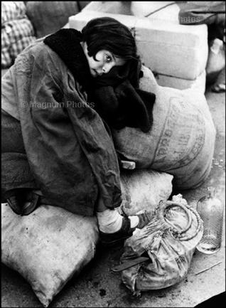 Barcelona España. Enero de 1939,niña en un refugio durante la evacuación de la ciudad, que era dura