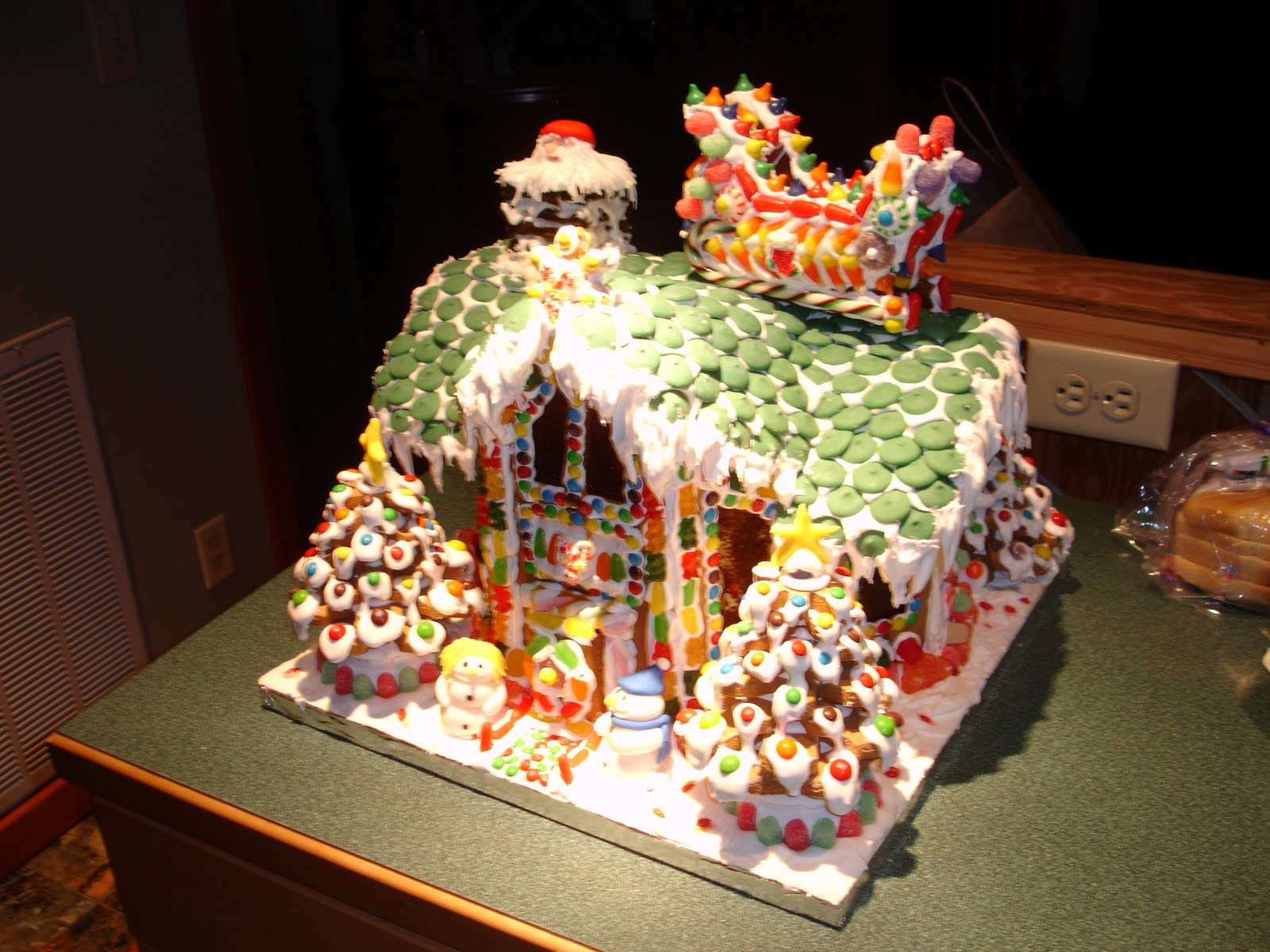 Nobody's Home: 9100 Gingerbread House1600 x 1200