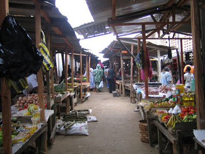 Puestos de verdura en el mercado de Bata