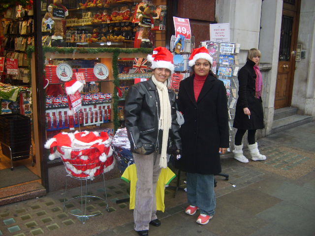 [two+santas+witout+gifts.JPG]