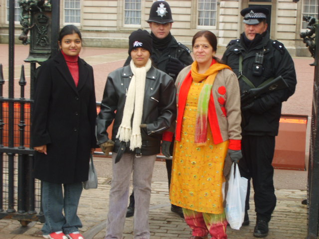 [see+we+have+two+body+guards.JPG]