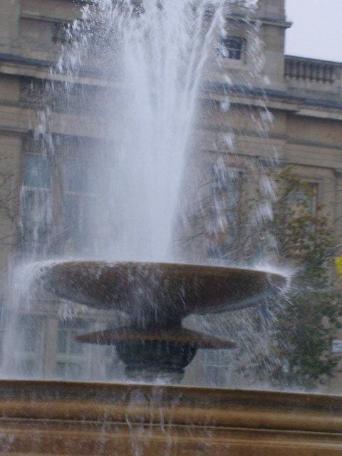 [fountain+at+trafalgr.JPG]