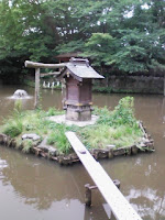 埼玉県越谷市の久伊豆神社の池の祠にかかった橋の巻。