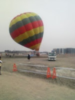 越谷レイクタウンの風に煽られていた熱気球試乗。