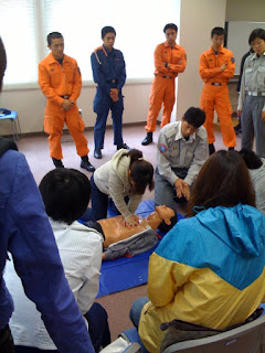 越谷市外国人市民のための防災教室（AEDを用いた心肺蘇生法）