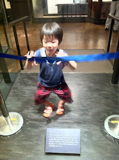 国立科学博物館の日本館で現代人になる息子