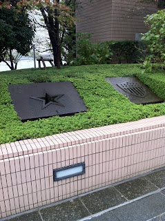 東京都中央区にある聖路加ガーデンのアメリカ公使館跡石標