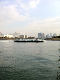 目の前の隅田川を通りすぎていく水上バスのヒミコ