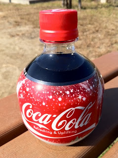 コカ・コーラ350mlスプラッシュボールボトルのクリスマスデザイン