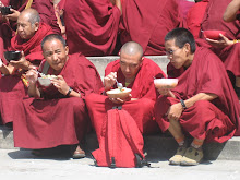 Monjos dinant al temple Tsuglagkhang
