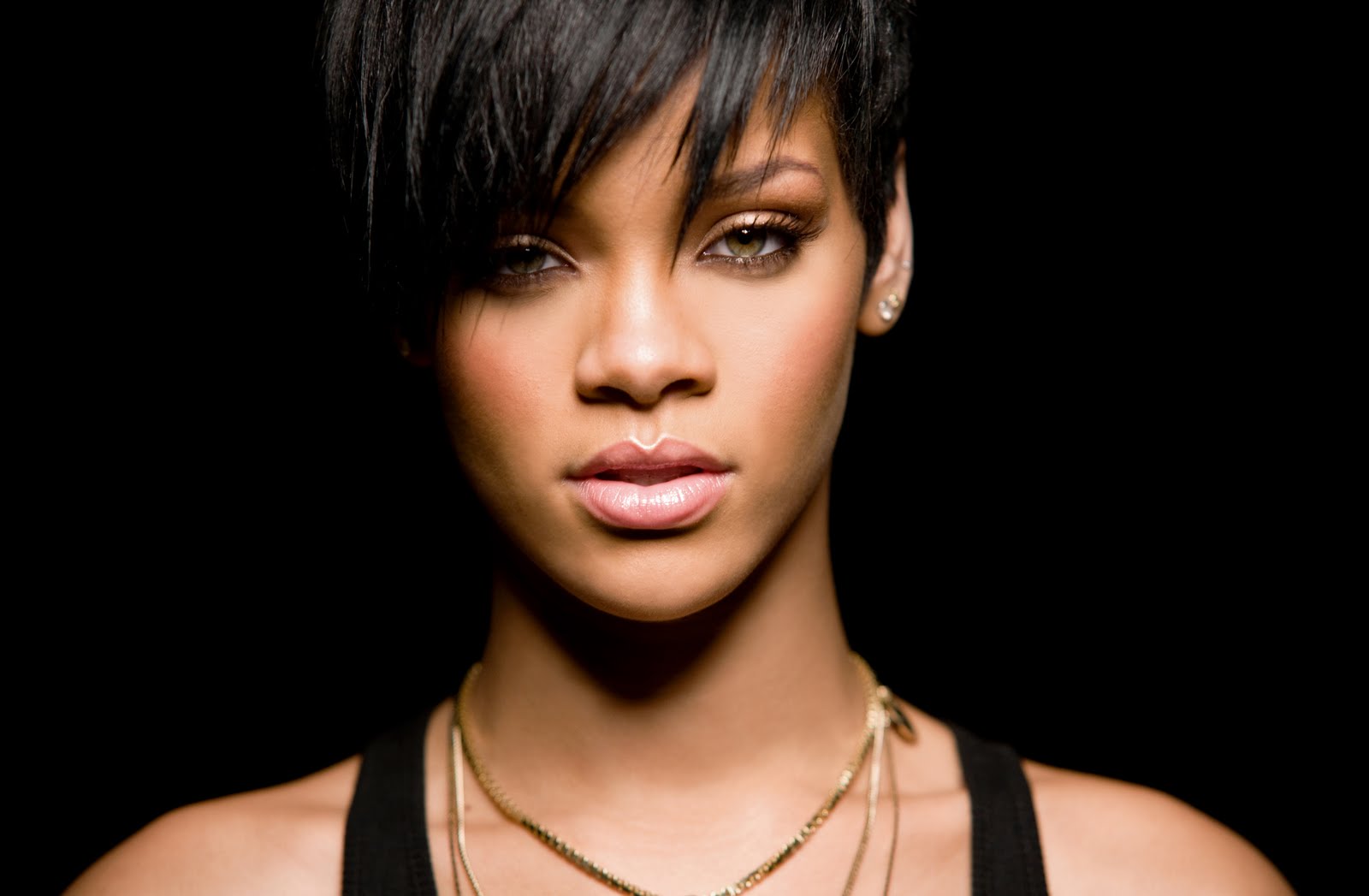 http://1.bp.blogspot.com/_8xBx7ApEPCY/Swk3mm1HnRI/AAAAAAAAM2I/wG3YelhXvWs/s1600/Rihanna.jpg