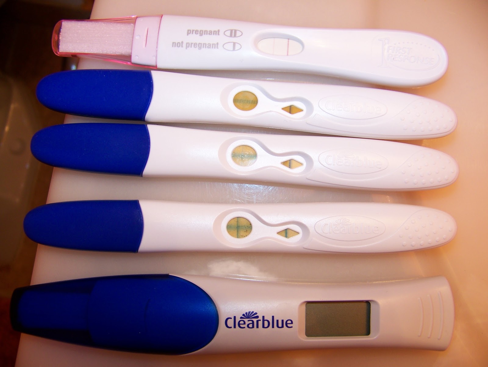 Клеар блю тест на беременность до задержки. Тест клеар Блю. Тест Clearblue за 5 дней. Клеар Блю за 5 дней. Положительный тест Clearblue струйный.