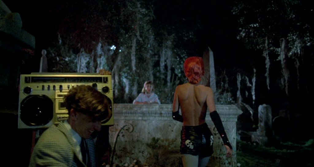 The Horror Horn, Part 5 : Red hot - Linnea Quigley decides to liven up the ...