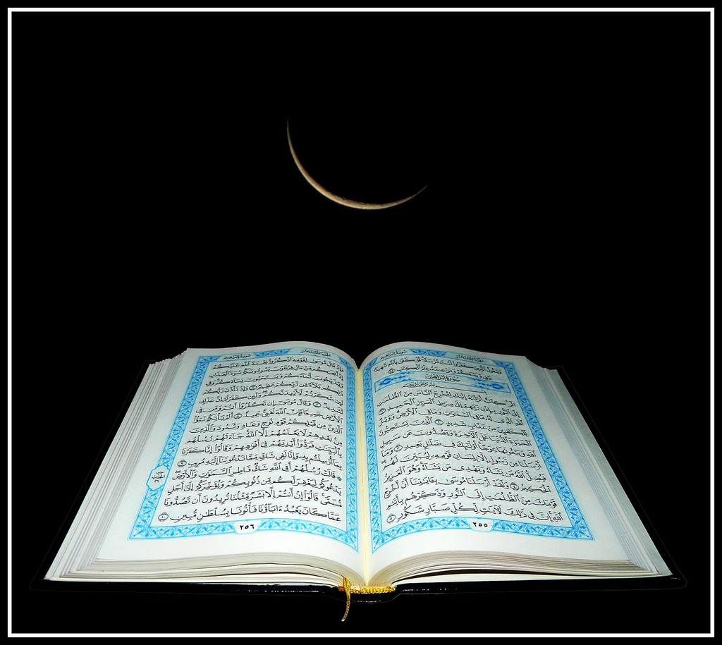 Читать коран в телефоне. Коран. Рамазан Коран. Коран открытый. Коран на черном фоне.
