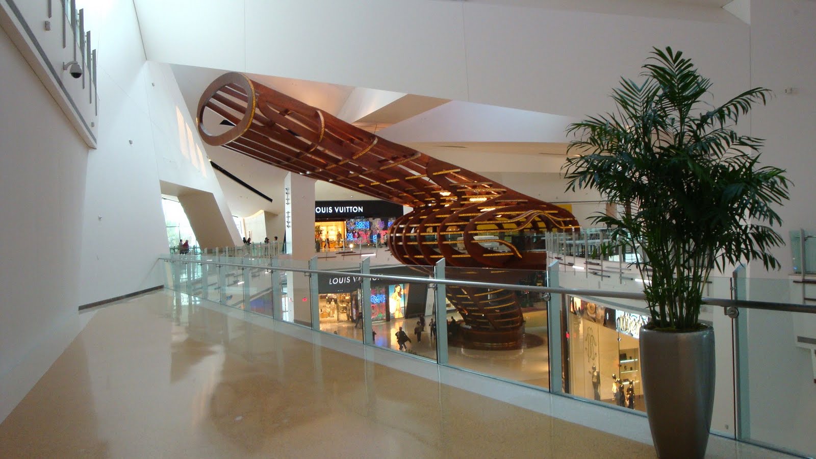 [Vegas+-+Crystals+giant+blowdryer.JPG]