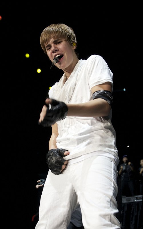 Wallpaper World: Justin Bieber performing at the 2010 B96 Jingle Bash