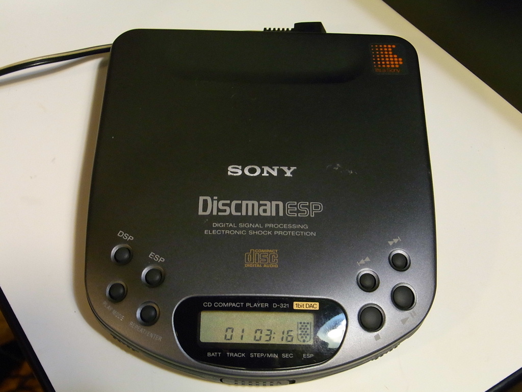 卓上オーディオ (Tabletop Audio): ポータブルCDプレイヤー(SONY D-321)