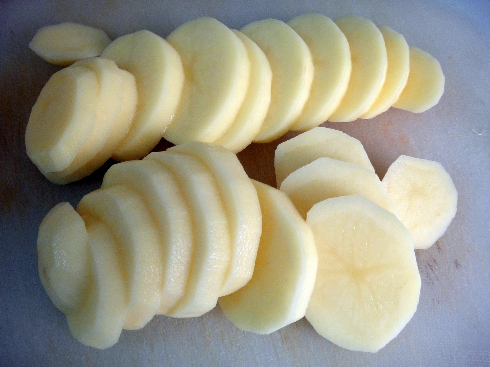 Нарезка ломтиками картофель. Ломтики картофеля. Картофель нарезанный дольками. Нарезка картофеля ломтиками. Картошка нарезанная ломтиками.