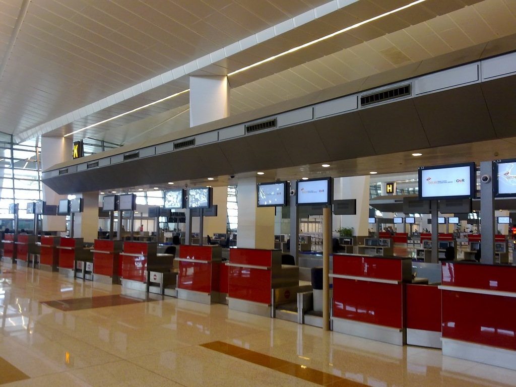 Дели терминалы. Международный аэропорт имени Индиры Ганди Дели. Дели аэропорт t2. Аэропорт Дели внутри. Аэропорт Дели фото.