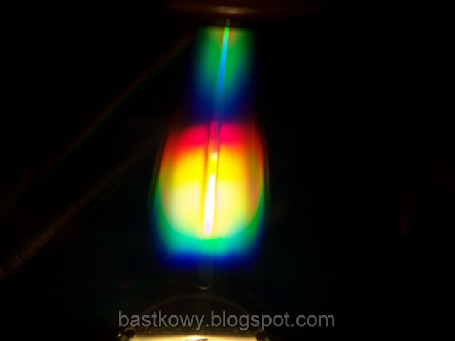 Gra świateł tworząca na powierzchni płyty CD-R efekt tęczowych barw, sugerująca możliwość istnienia barw poza znanym spektrum