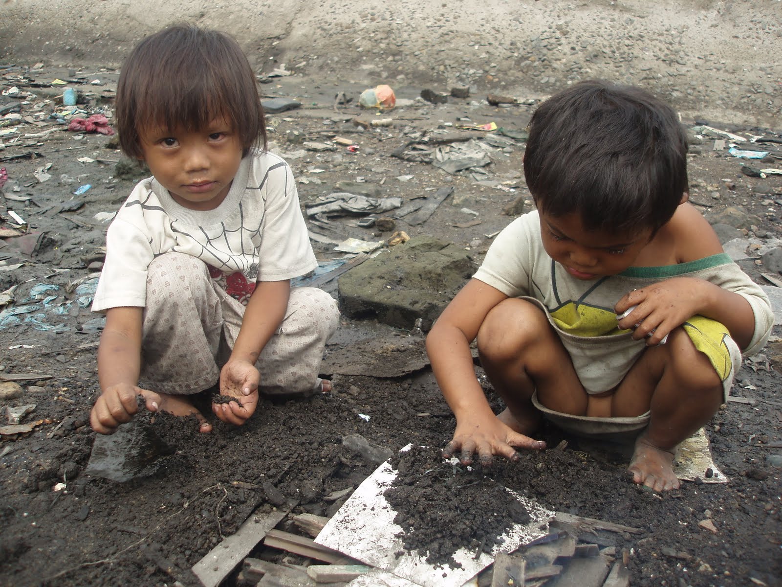 Китайские детские штаны с дыркой. Япония дети. Каменный мальчик. Малыши пи пи. Малыши пи пи.