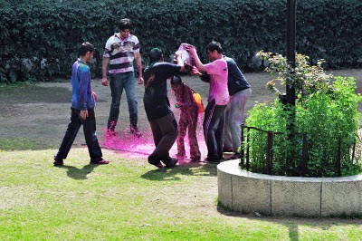 Posted by vibha Malhotra: Holi is a very good excuse for children to get dirty and drenched and not get scolded for it and is also a great opportunity for adults to revisit their childhoods. This holi was a racquet in our locality. See for yourself.: Five Against One! Is this legal?
