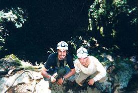 Hans Bauman y Ricardo González antes de descender a la Cueva de los Tayos (Ecuador, 2002)
