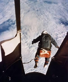 Kittinger saliendo del globo en su tercer salto