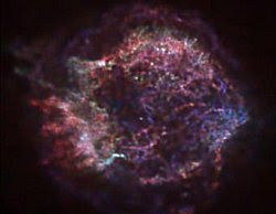  Una imagen de rayos X en colores falsos del remanente de supernova Cas A.