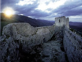 Montségur es un castillo lleno de misterios desde que se convirtió en fortaleza-santuario del catarismo.