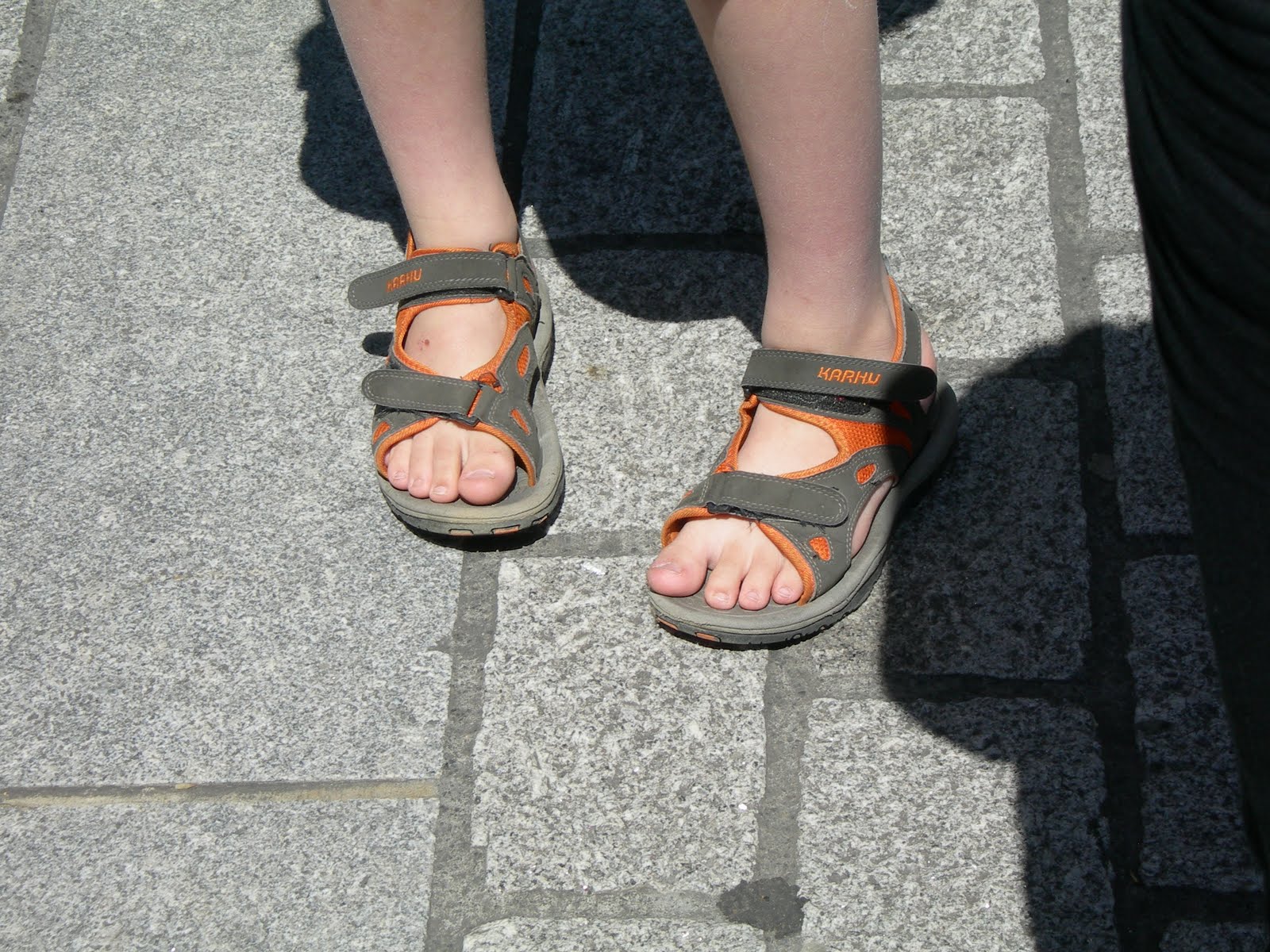sandals-feet-boys-toes