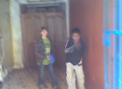 Cahua y Chino en un lugar