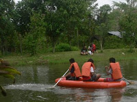 Berperahu plastik di danau Menoreh Green Land