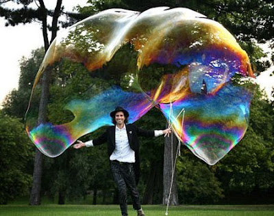 Bubbleologist+bubbles+largest+free-floating+bubble+1.jpg