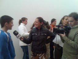 Alumno representante del IES Cerro del Viento- IES Al-baytar, entrevistado por una cadena de TV.