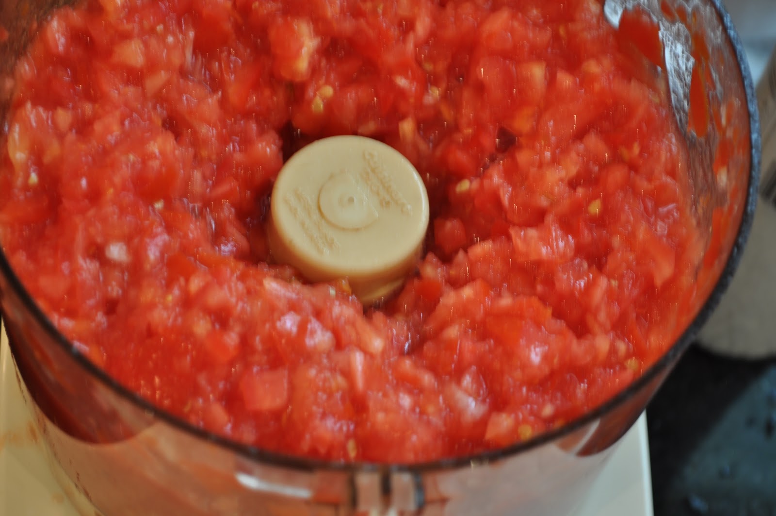 Помидоры через мясорубку на зиму простой рецепт. Помидоры перекрутить через мясорубку. Заготовки на зиму из помидор. Помидоры перекрутить на мясорубке. Икра из помидоров чеснока на зиму.