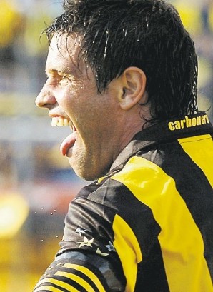 [antonio+tony+pacheco+goleador+del+carbonero+Peñarol+2+-+0+Central+Español+Octava+fecha+Clausura+09-2010.jpg]