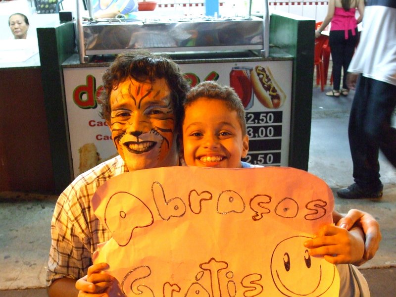 [free+hugs-+paulo+e+menino+carente2.jpg]