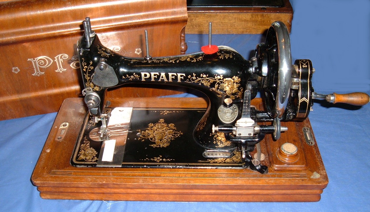Б у ручной машинки. Швейная машинка Зингер 1851. Швейная машинка Pfaff Kaiserslautern. Швейная машинка Зингер 18 века.
