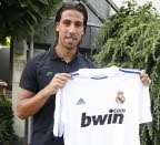 Khedira ya posa con la elástica del Real Madrid