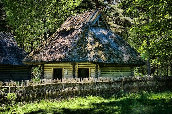 [EstOpenAirMuseumLogThatchJn09.jpg]