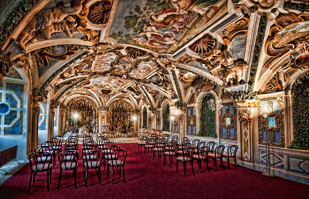 [SlovRedCastleFrescoRoomJn09.jpg]