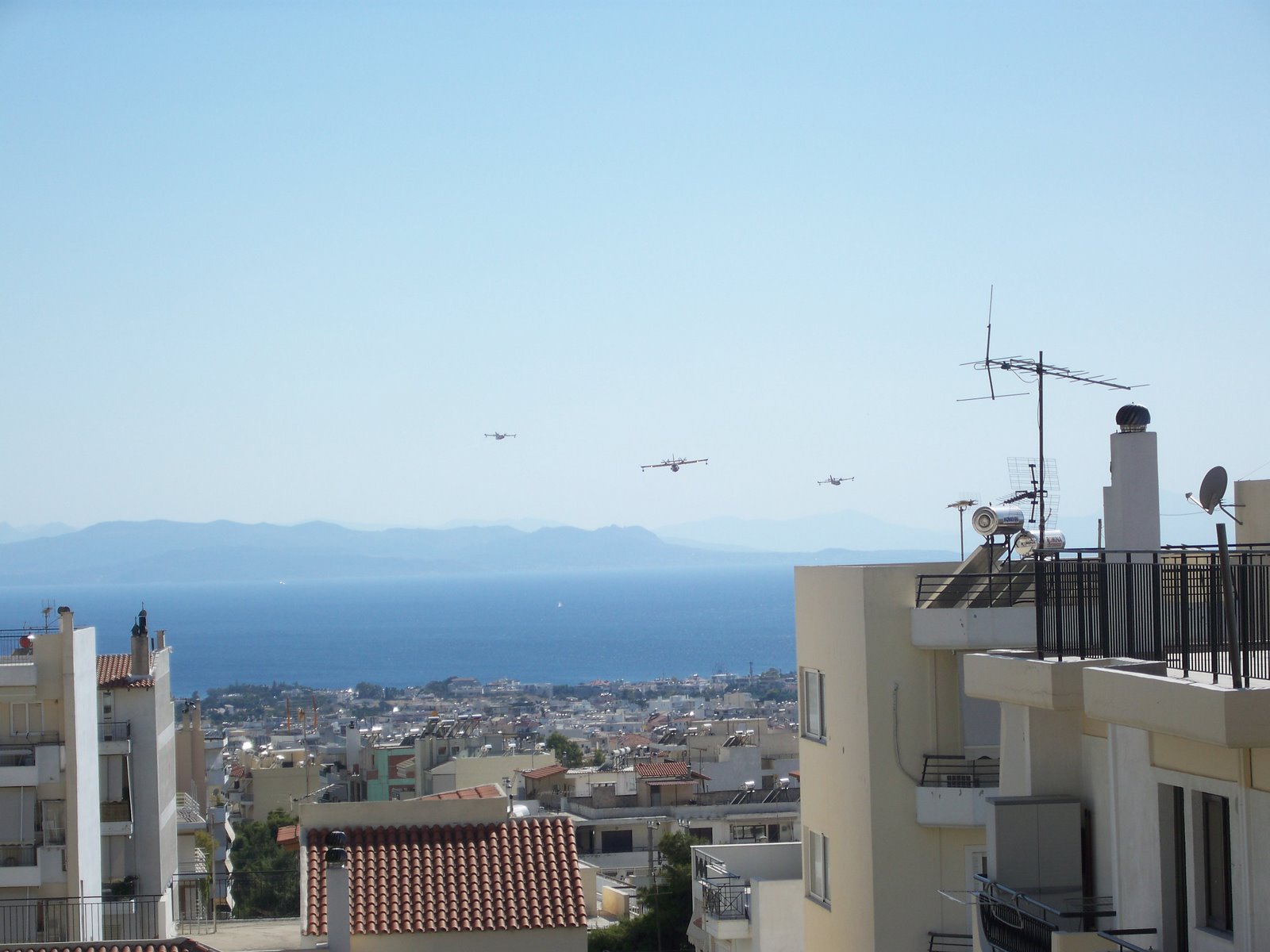 [planes+arriving+100_3301.JPG]
