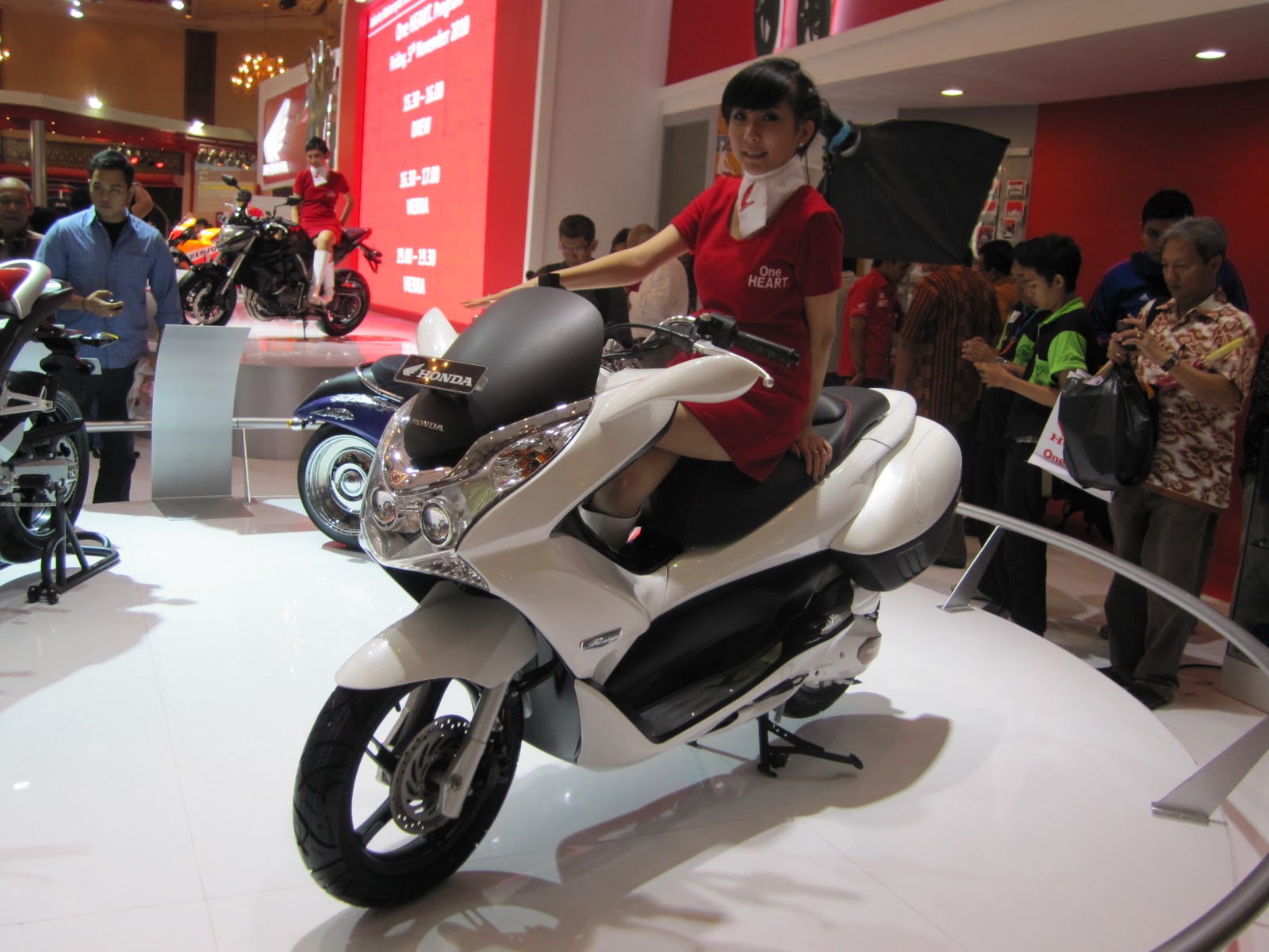 Скутер PCX 125 белый