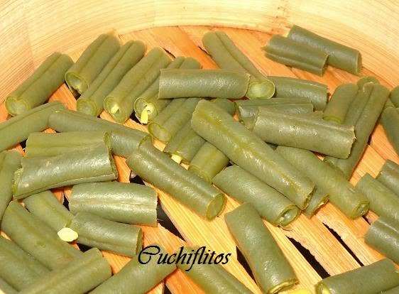 Cuchiflitos: Montadito de calabacín y judías verdes y pollo con cebolla